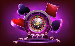 Antarmuka taruhan Three Card Poker menampilkan tombol Play dan Fold